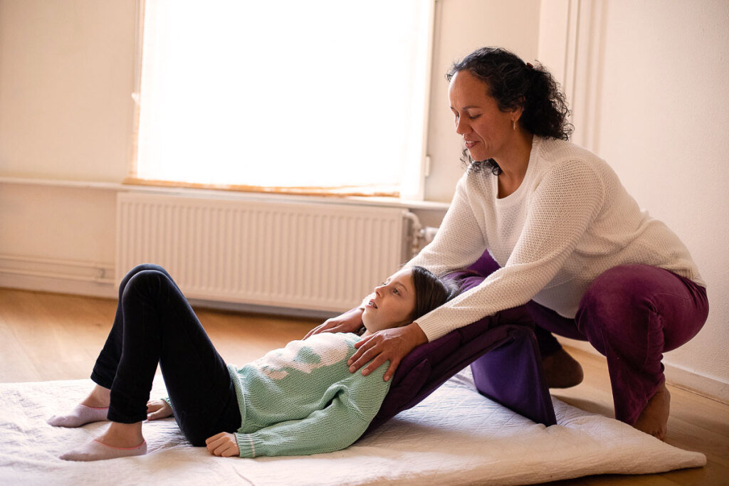 Amber Lot met jongere in ademsessie